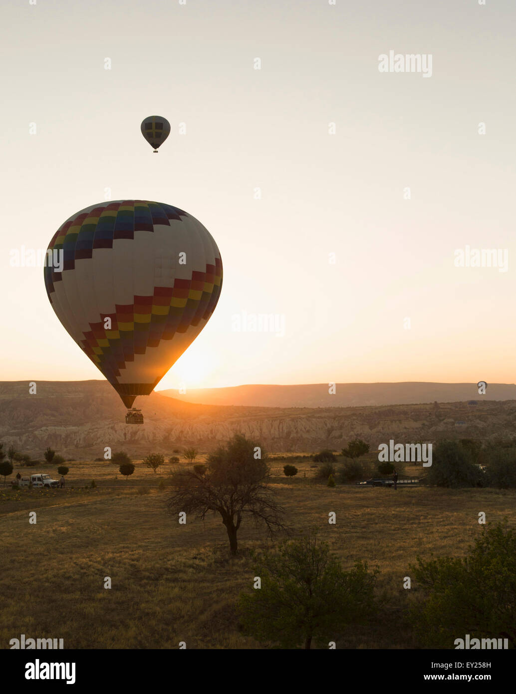 Zwei Silhouette Heißluftballons bei Sonnenuntergang, Kappadokien, Anatolien, Türkei Stockfoto