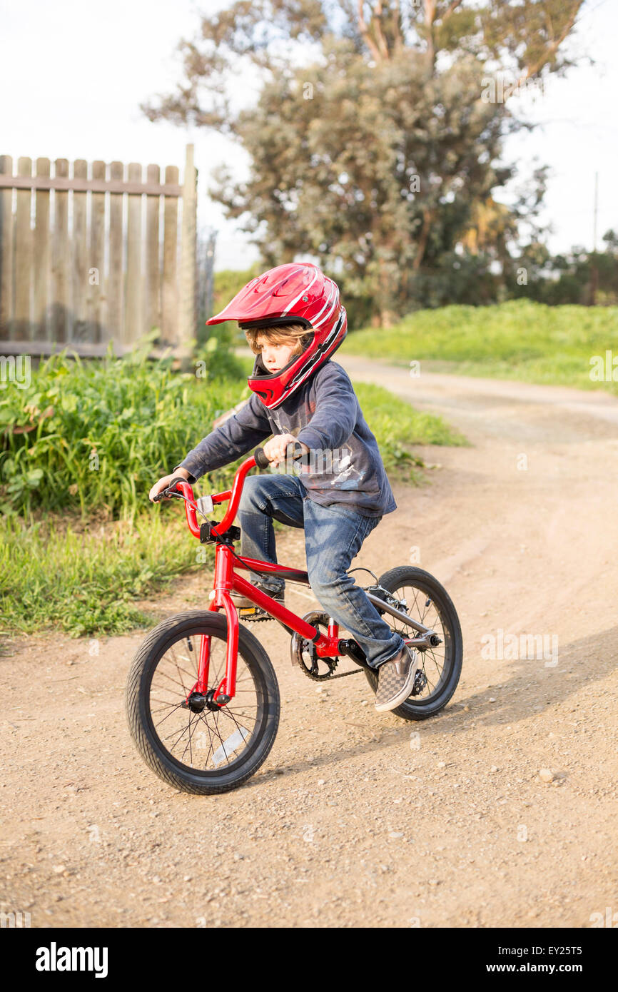 Kind auf dem fahrrad Stockfotos und -bilder Kaufen - Alamy