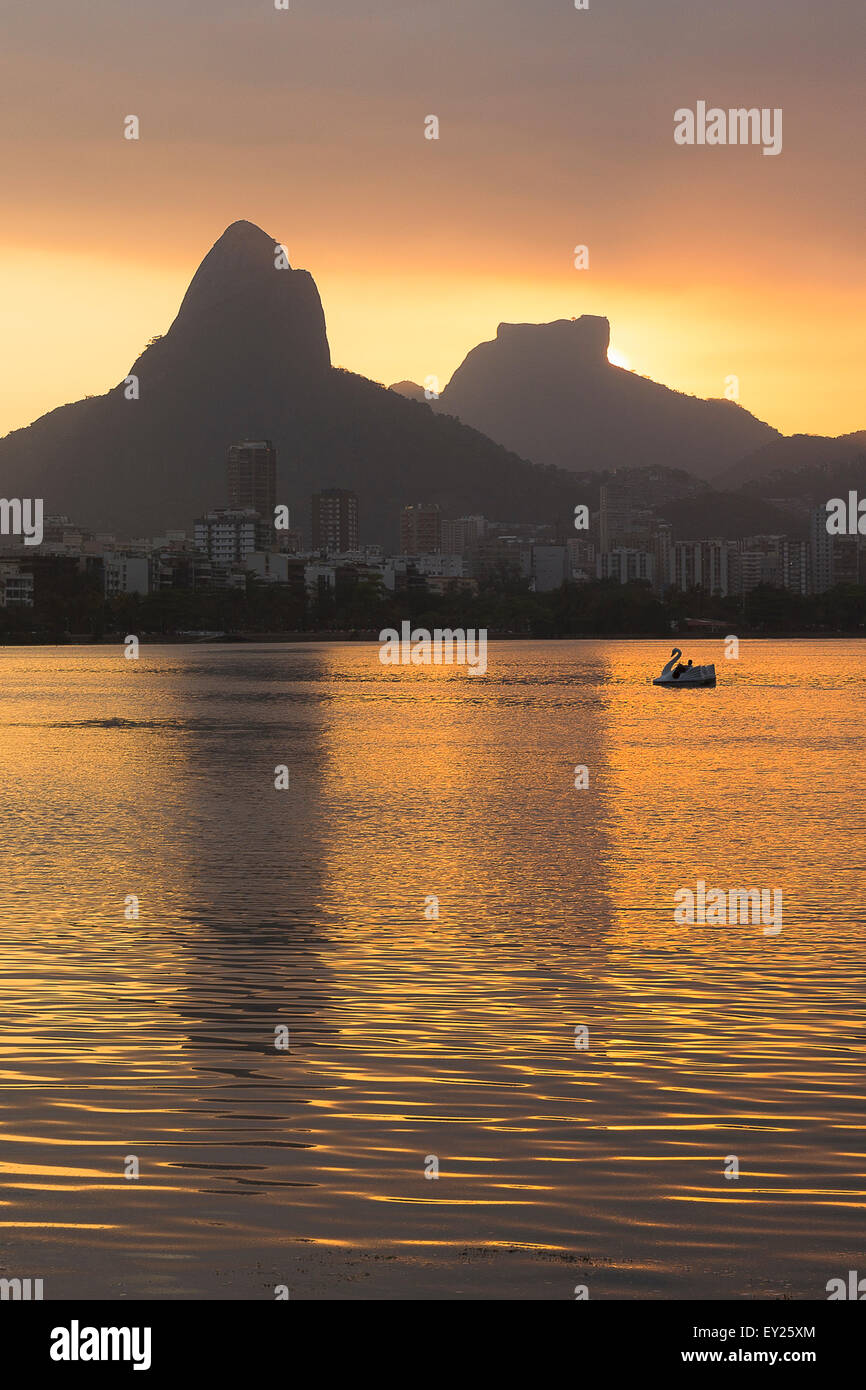 Lagoa Rodrigo de Freitas bei Sonnenuntergang, Rio De Janeiro, Brasilien Stockfoto