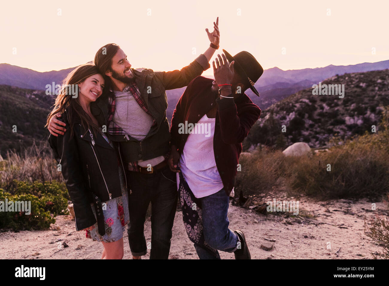 Drei Erwachsene Freunde auf Desert Roadtrip, Los Angeles, Kalifornien, USA Stockfoto