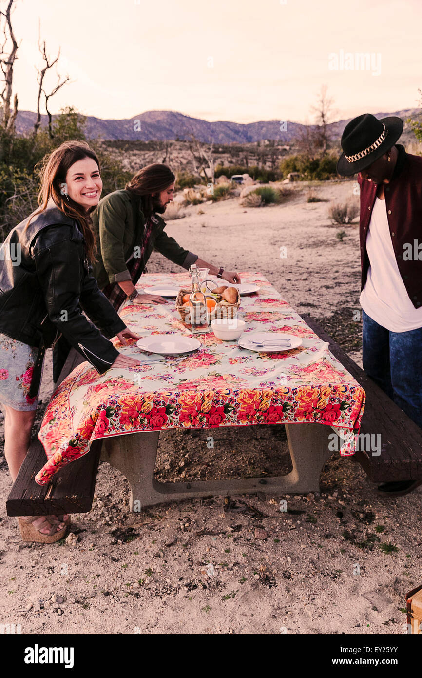 Drei Erwachsene Freunde Vorbereitung Picknick in der Wüste, Los Angeles, Kalifornien, USA Stockfoto
