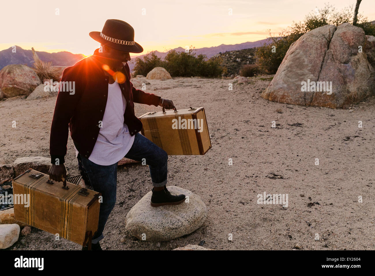 Mitte erwachsenen Mannes entladen Straße Reise Koffer bei Sonnenuntergang, Los Angeles, Kalifornien, USA Stockfoto