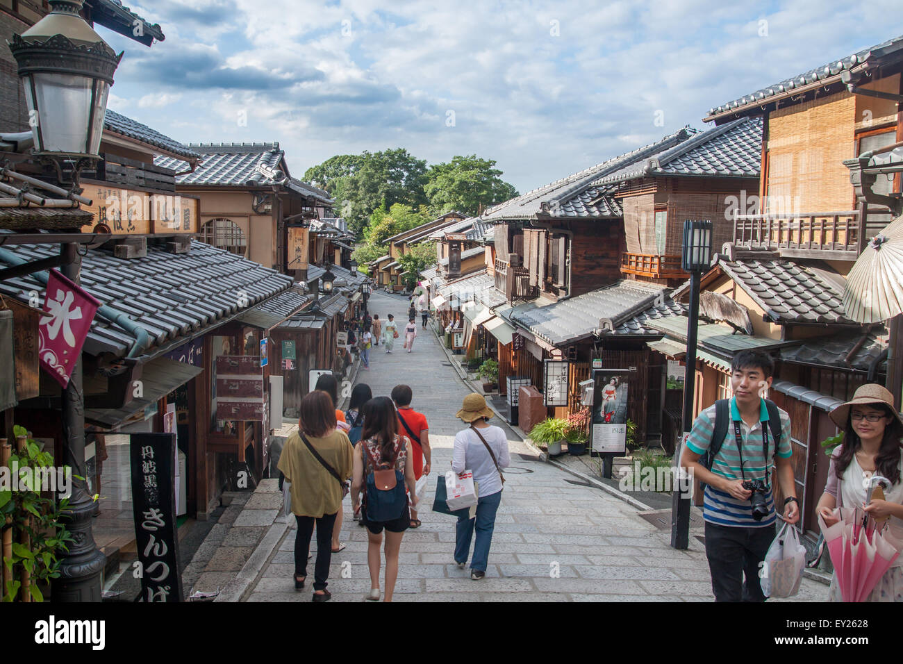 KYOTO, JAPAN - 29. Juni 2015: Touristen Fuß auf einer Straße zwischen Kiyomizu-Dera Tempel und Kodaiji Tempel. Stockfoto