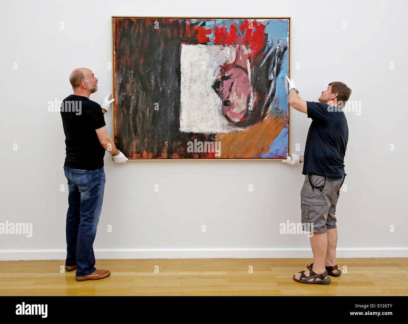 Chemnitz, Deutschland. 20. Juli 2015. Restaurator Detlef Goesche (L) und Techniker Michael Mehlhorn entfernen das Baselitz Gemälde "Blick aus Dem Fenster" (lit.) Blick aus dem Fenster) von einer Wand an der Kunst-Sammlungen-Chmenitz in Chemnitz, Deutschland, 20. Juli 2015. Zwei Darlehen von Georg Baselitz wurden aus der Ausstellung entfernt. Der Sachsen basierend Künstler zurückgefordert seine Darlehen aus deutschen Museen in Verbindung um die Kontroverse um die geplante kulturelle Protection Act ("Kulturschutzgesetz). Foto: Jan Woitas/Dpa/Alamy Live News Stockfoto