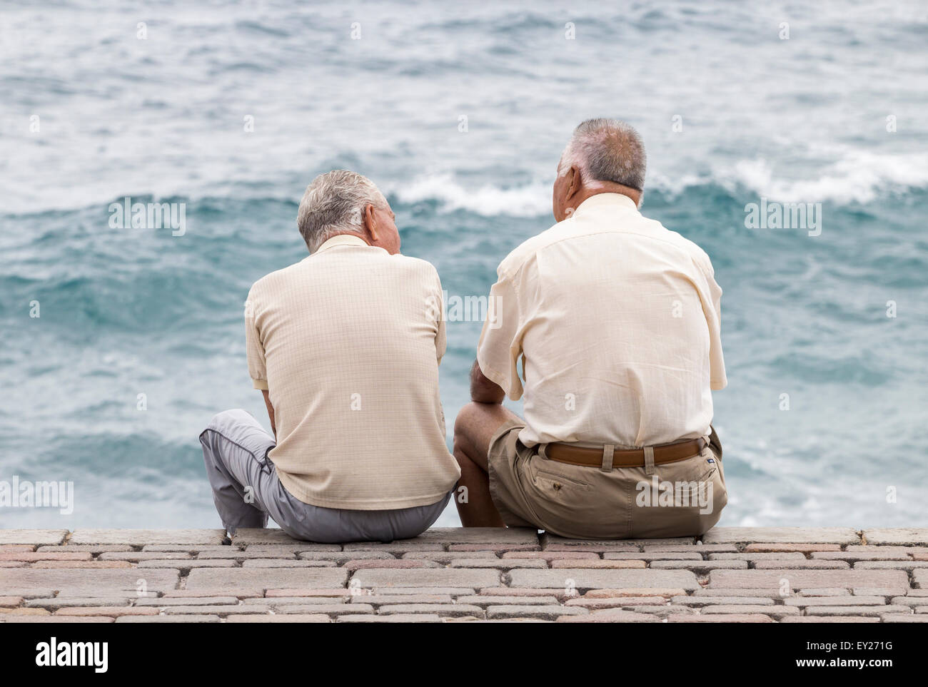 Zwei ältere spanische Männer, Blick auf das Meer Stockfoto