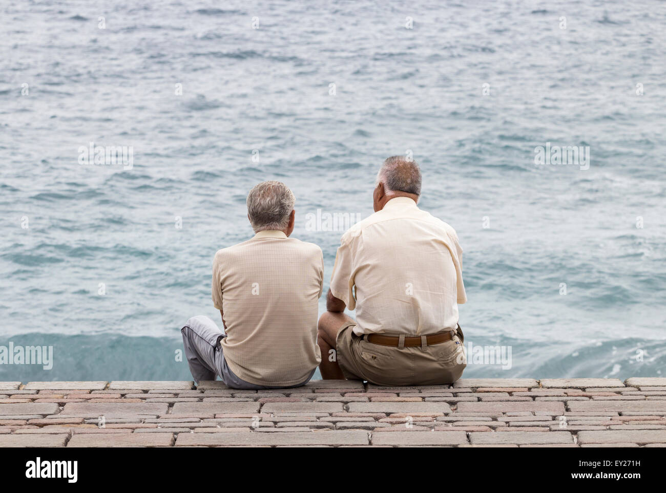 Zwei ältere spanische Männer, Blick auf das Meer Stockfoto