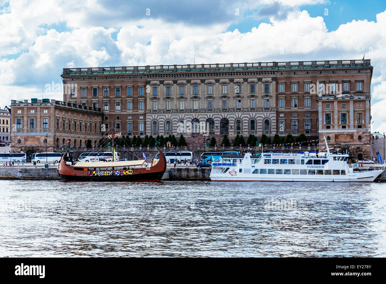 Stockholm, Schweden, Königspalast (Kungliga Slottet) vom Wasser aus gesehen Stockfoto