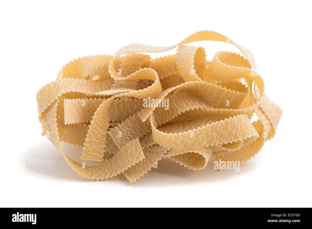 Pappardelle italienische Pasta isoliert auf weißem Hintergrund Stockfoto