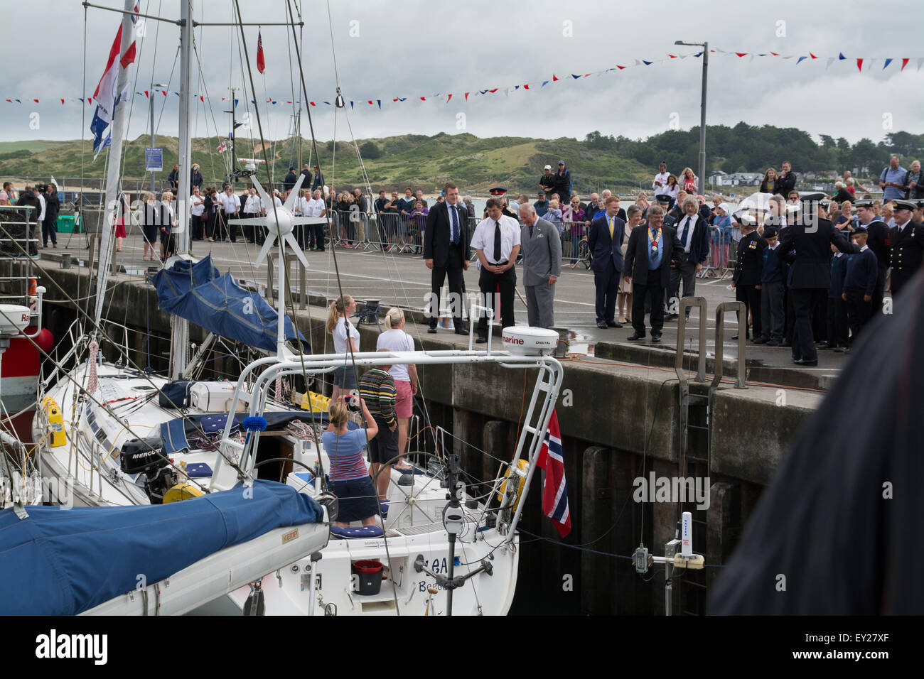 Padstow, Cornwall, UK. 20. Juli 2015. Der Herzog und die Herzogin von Cornwall ab ihren jährlichen Besuch in das Herzogtum in Padstow. Bildnachweis: Simon Maycock/Alamy Live-Nachrichten Stockfoto