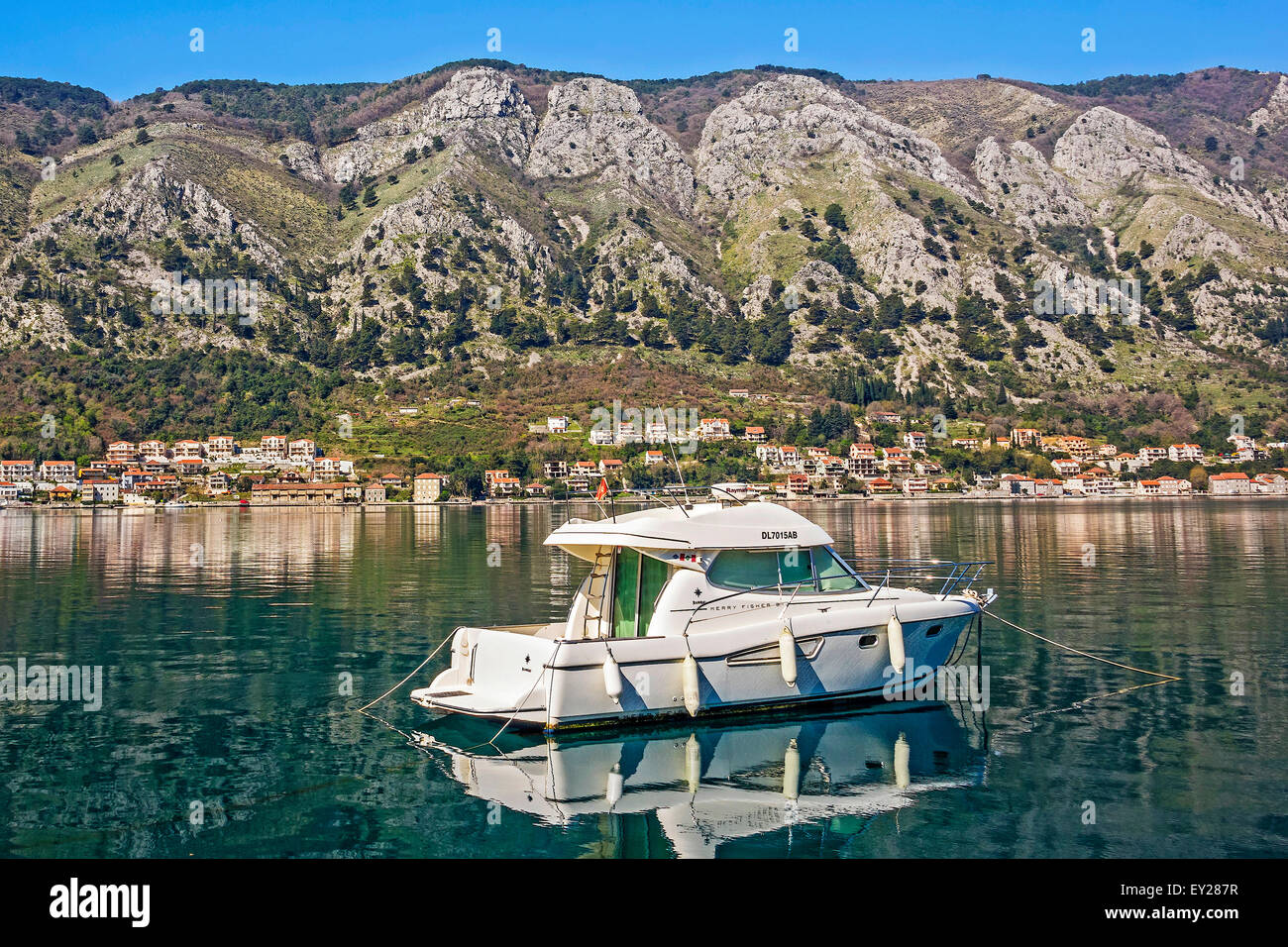 Boot verankert-Offshore-Kotor-Montenegro Stockfoto