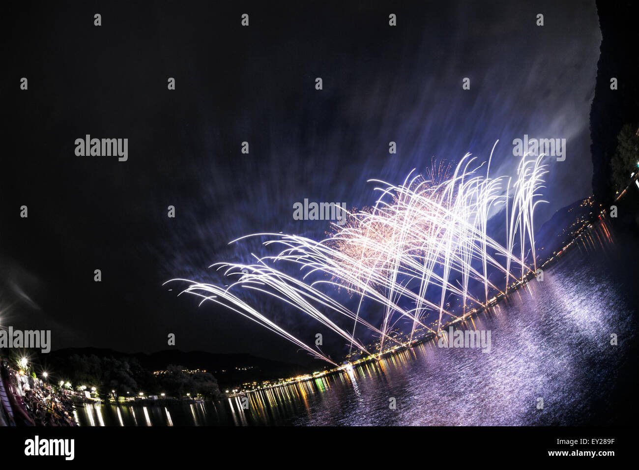 Feuerwerk auf dem Luganer See an einem Sommerabend gesehen von Lakefornt von Lavena Ponte Tresa, Lombardei - Italien Stockfoto