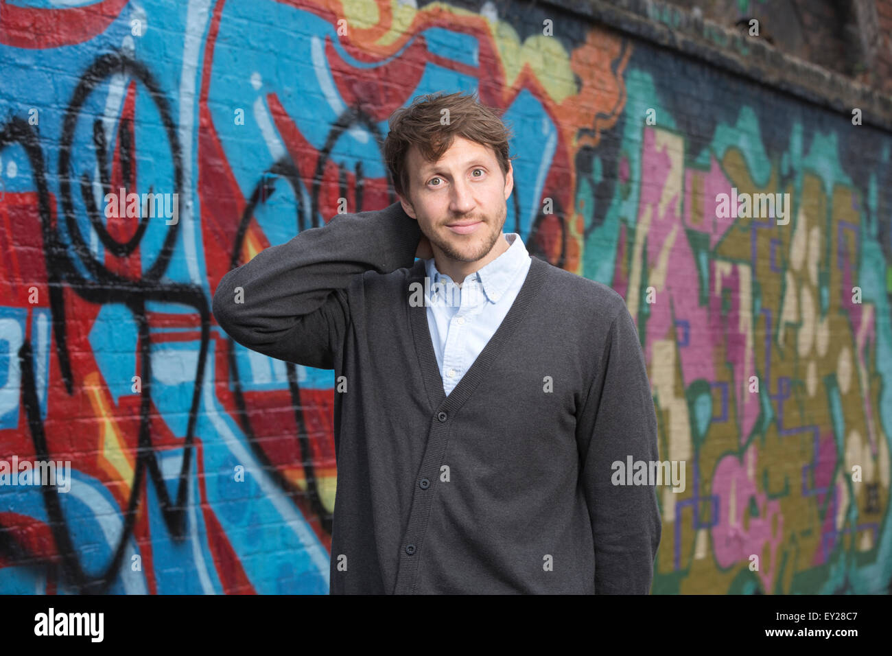 Tom Greaves (Schauspieler), die Hauptrolle in "Offline-Dating" Kurzfilm im Chat auf Frau auf den Straßen von London, England, UK Stockfoto