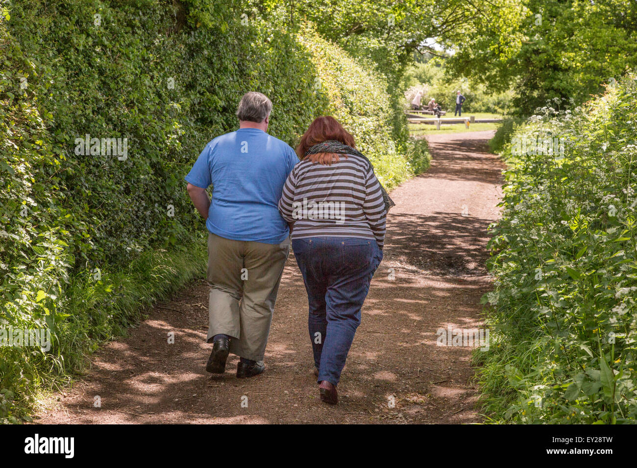 Übergewicht mittleren gealterten paar auf ein Land gehen. England, UK Stockfoto