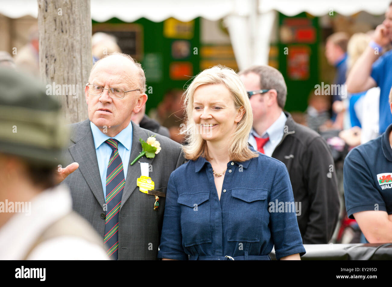 Llanelwedd, Powys, UK. 20. Juli 2015. Liz Truss - Staatssekretär für Umwelt, Ernährung und ländliche Angelegenheiten (im Bild mit William Hanks, Direktor des Rinder-Ring) - Besuche den Rinder-Ring am ersten Tag der RoyalWelsh Show. Die Royal Welsh Show wird als der größte & renommiertesten Veranstaltung ihrer Art in Europa gefeiert. Mehr als 200.000 Besucher erwartet diese Woche über die viertägige Show Zeitraum - 2014 sahen 237.694 Besucher, 1.033 Alpakas & ein Datensatz 7.959 Vieh Aussteller. Die erste show jemals war bei Aberystwyth in 1904 und zog 442 Vieh Einträge. Graham M. © La Stockfoto