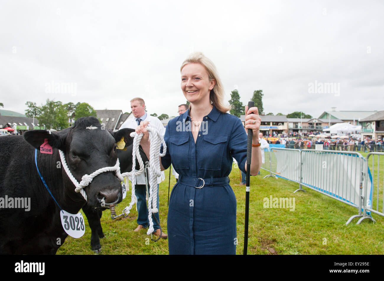 Llanelwedd, Powys, UK. 20. Juli 2015. Liz Truss - Secretary Of State for Environment, Food and Rural Affairs - Besuche den Rinder-Ring am ersten Tag der RoyalWelsh Show. Die Royal Welsh Show wird als der größte & renommiertesten Veranstaltung ihrer Art in Europa gefeiert. Mehr als 200.000 Besucher erwartet diese Woche über die viertägige Show Zeitraum - 2014 sahen 237.694 Besucher, 1.033 Alpakas & ein Datensatz 7.959 Vieh Aussteller. Die erste show jemals war bei Aberystwyth in 1904 und zog 442 Vieh Einträge. Bildnachweis: Graham M. Lawrence/Alamy Live-Nachrichten. Stockfoto