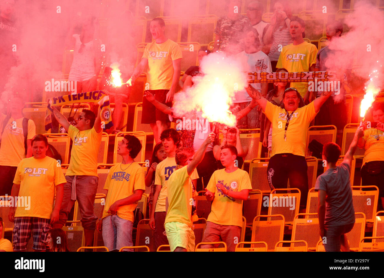 Fans von Teplice während der Fußball-freundliche Spiel FK Teplice Vs Dynamo Dresden in Teplice, Tschechische Republik, 18. Juli 2015. (CTK Foto/Ondrej Hajek) Stockfoto