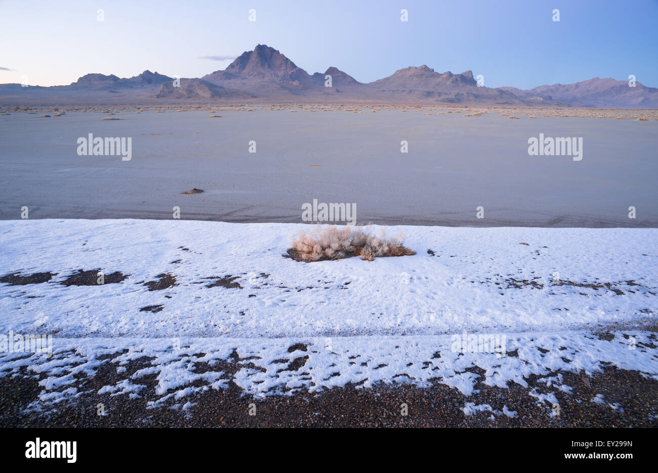 Das Salz schmilzt den Schnee zuerst auf den Flats bei Sonnenuntergang Stockfoto