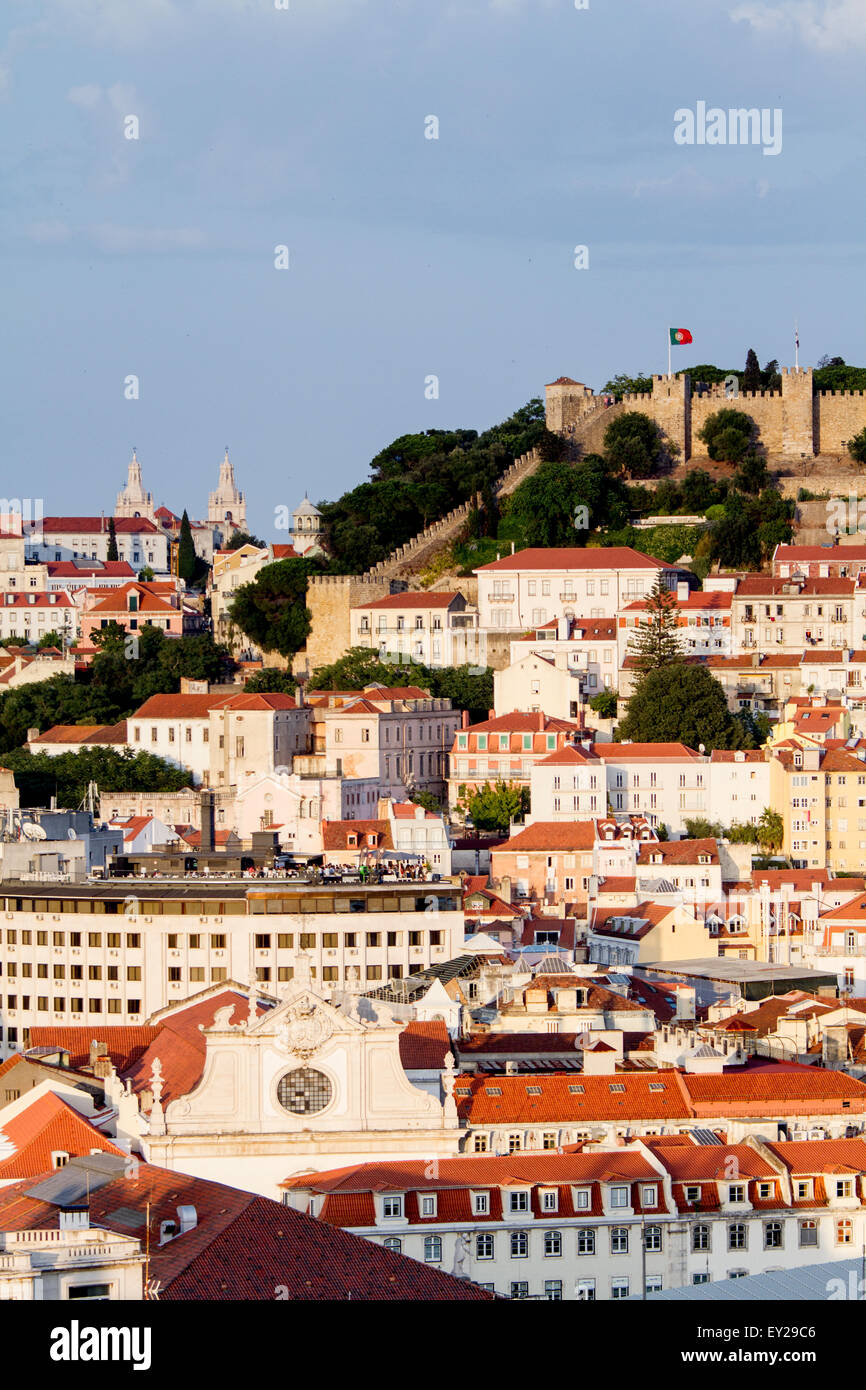 Panoramablick auf Lissabon vom Miradouro de São Pedro de Alcantara, Portugal Stockfoto