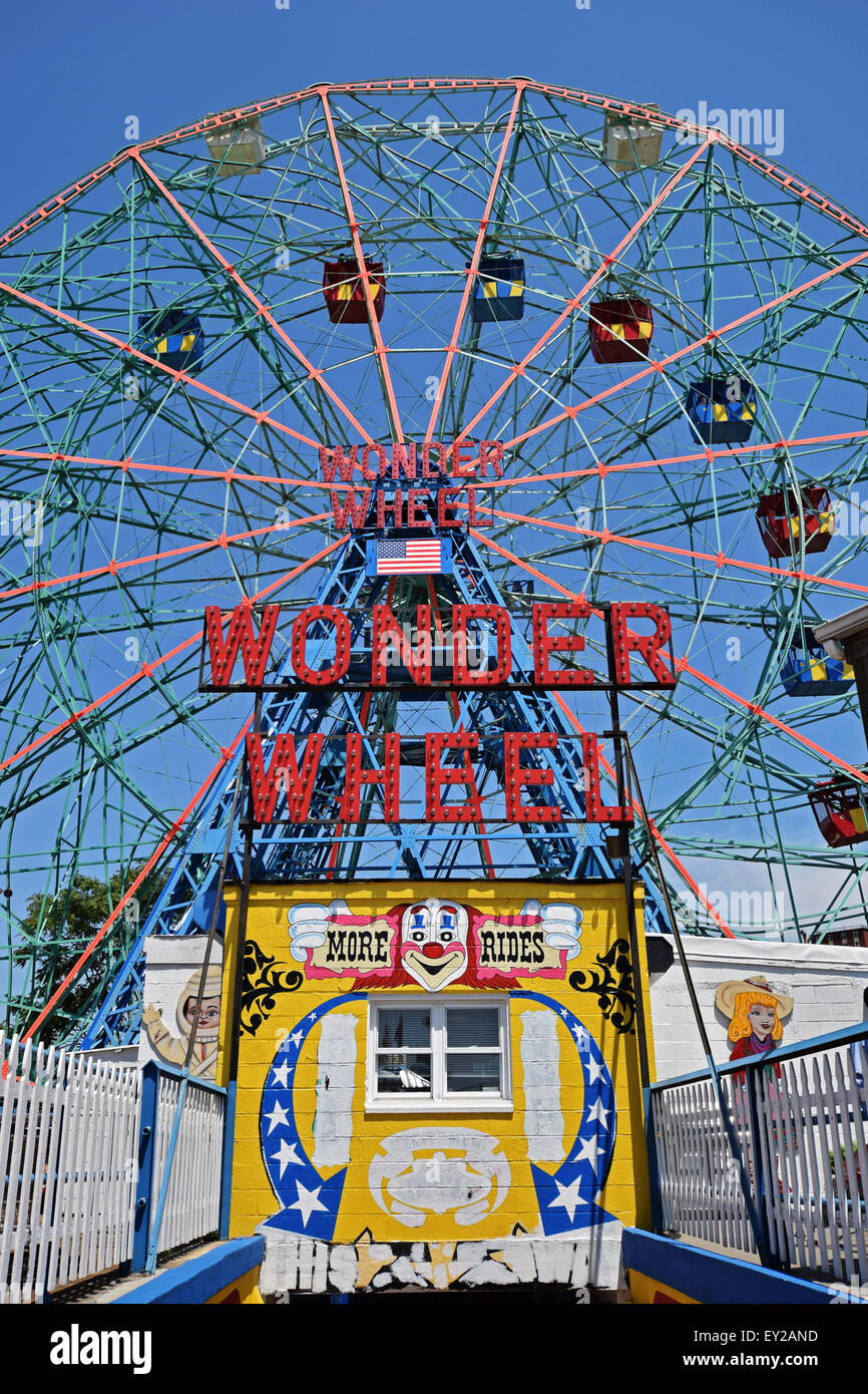 Ein Blick auf das Wonder Wheel im Deno Wunder Rad Vergnügungspark auf Coney Island, Brooklyn, New York Stockfoto