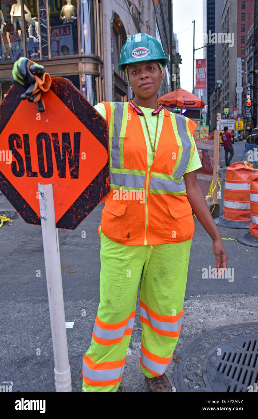 Eine weibliche afrikanische amerikanische Bauarbeiter auf einer Baustelle in Manhattan New York City Times Square Stockfoto