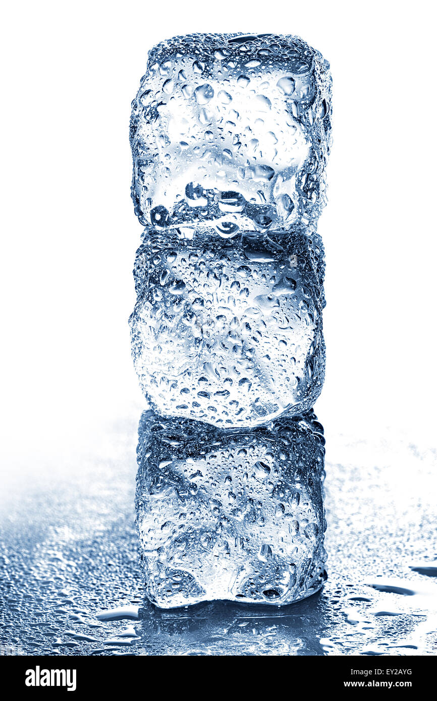 Eiswürfel mit Wasser Tropfen Nahaufnahme isoliert auf weißem Hintergrund Stockfoto
