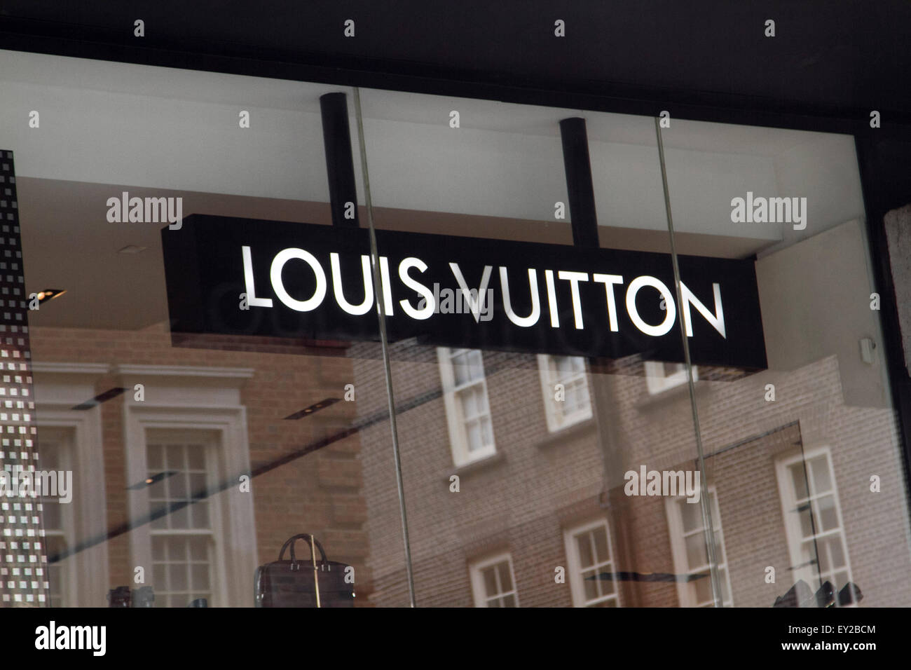 Knightsbridge, London, UK. 20. Juli 2015. Der Luxus, die Louis Vuitton Store an der Sloane Street im modischen Stadtteil Knightsbridge über Nacht durch Razzia wurde Diebe Credit: Amer Ghazzal/Alamy Live-Nachrichten Stockfoto