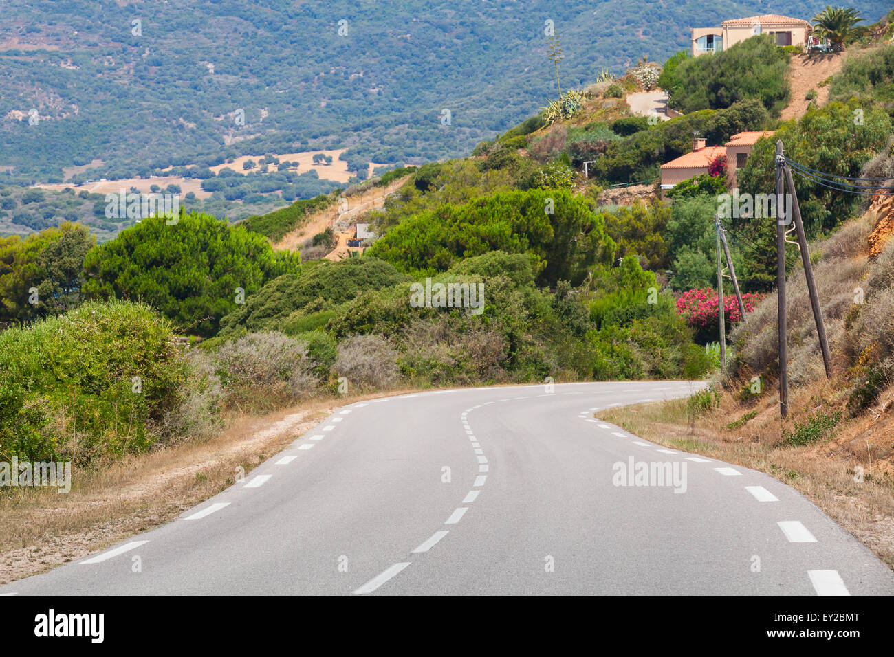 Drehen Berg Autobahn, Straße Landschaft von Korsika, Frankreich Stockfoto