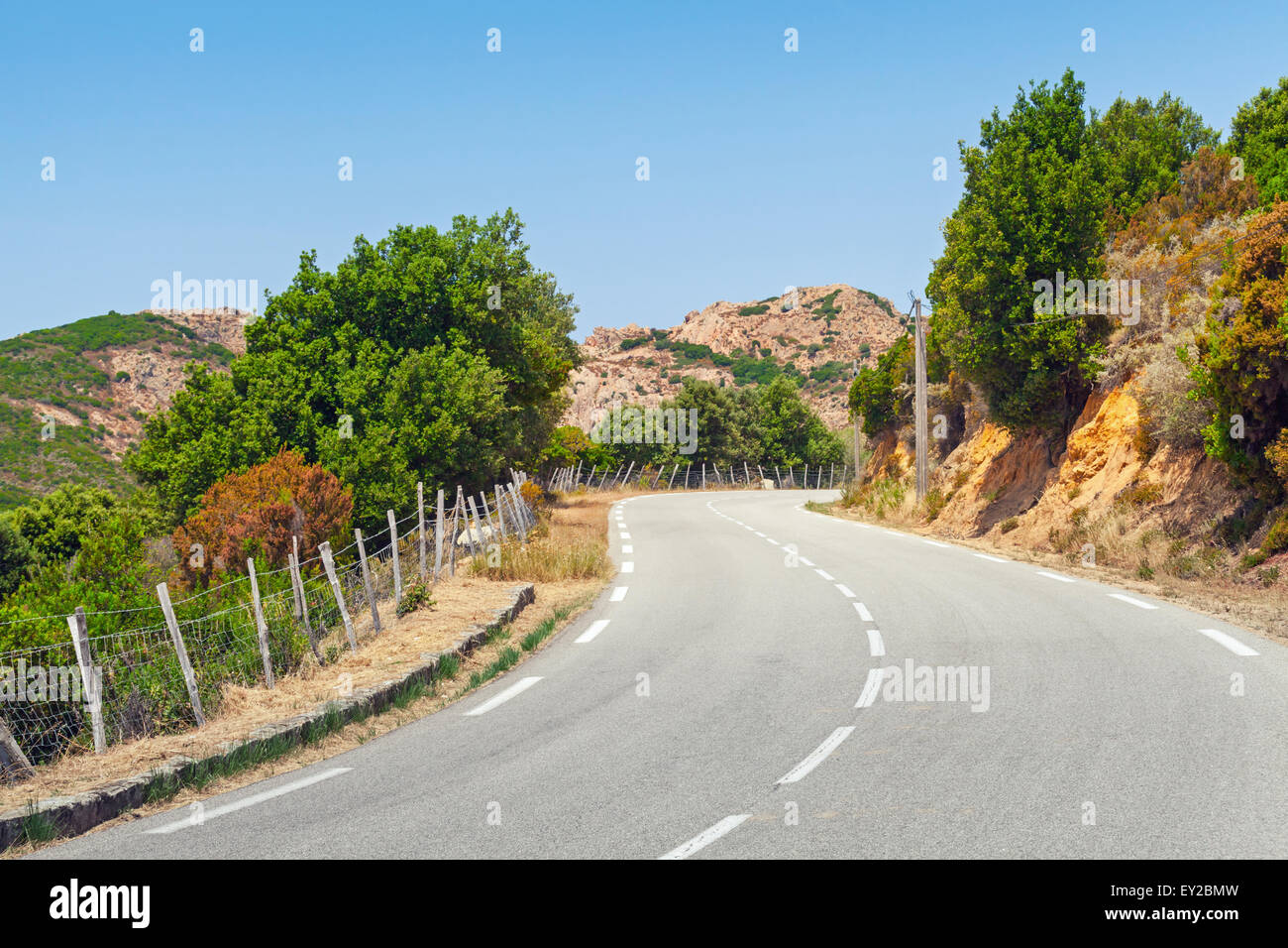 Drehen Berg Autobahn, Straße Landschaft von Korsika, Frankreich. Porto Vecchio-region Stockfoto