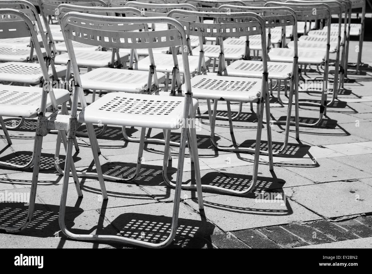 Leere Weißmetall Stuhlreihen in einer Open-Air-Konzert-Halle Stockfoto