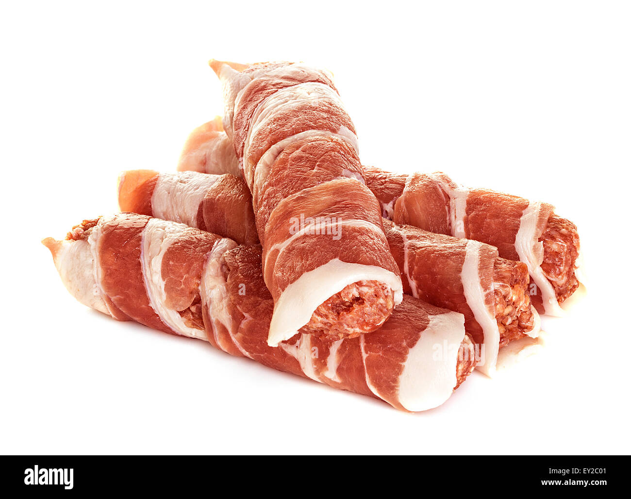 Würstchen, eingewickelt in Speck, Chevapchichi isoliert auf weißem ...