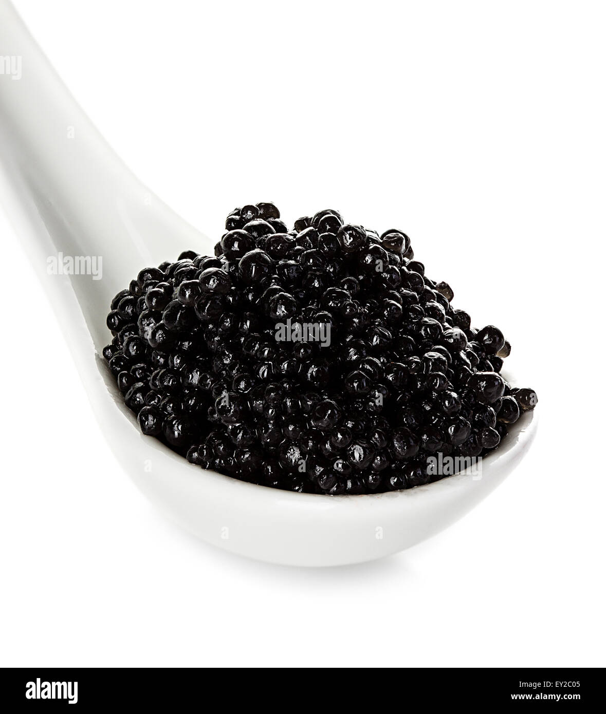 Schwarzer Kaviar in einem Löffel isoliert auf weißem Hintergrund Stockfoto