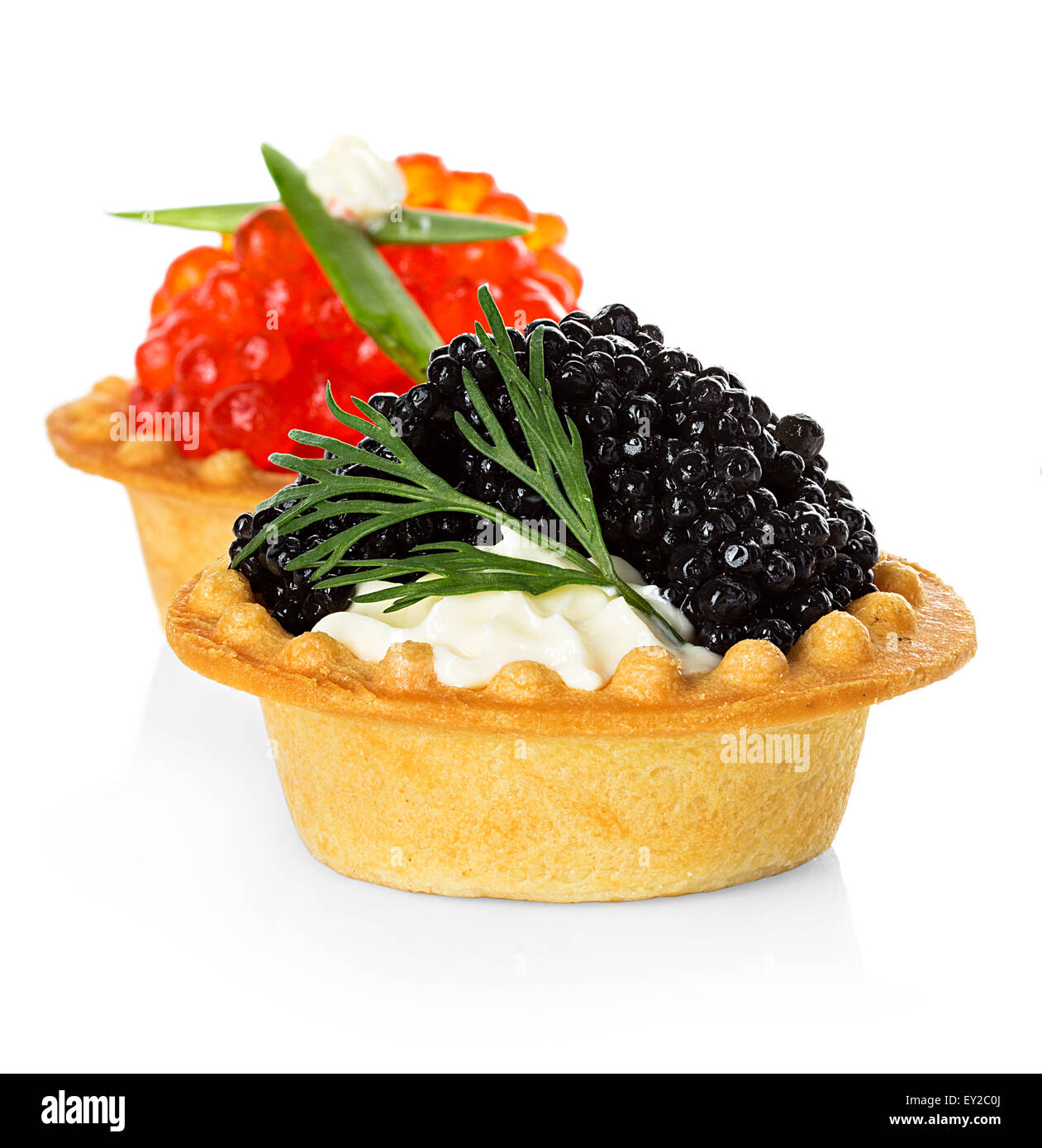 Törtchen mit roten und schwarzen Kaviar isoliert auf weißem Hintergrund Stockfoto
