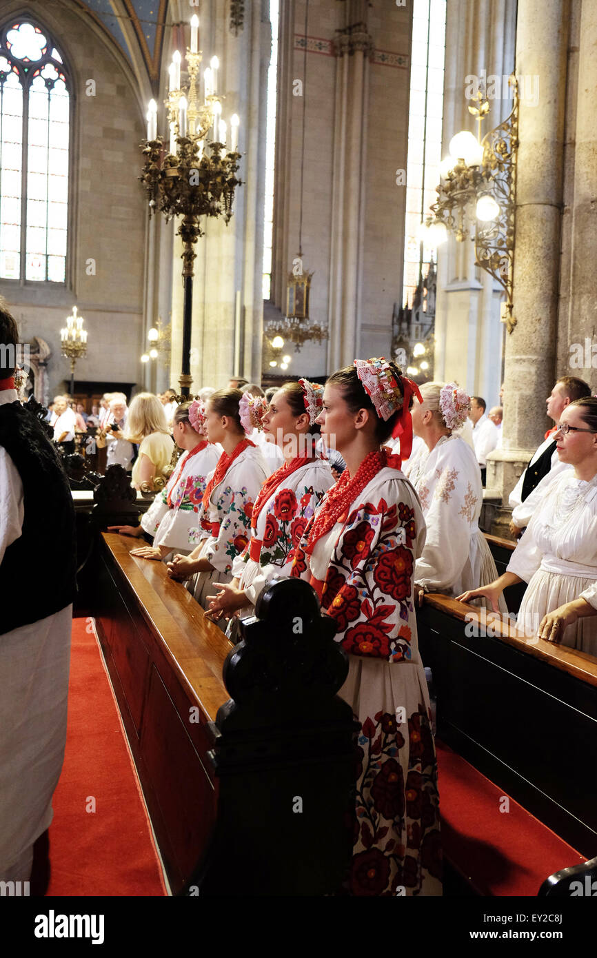 Teilnehmer an der 49. internationalen Folklore-Festival am Sonntag Messe in der Kathedrale von Zagreb, Kroatien Stockfoto