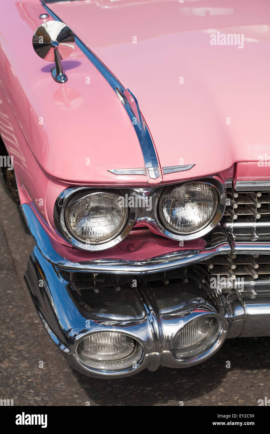 Detail der Vorderseite des Pink Cadillac ausgestellten Oldtimer Veranstaltung am Poole Quay, Dorset, Großbritannien im Juli Stockfoto