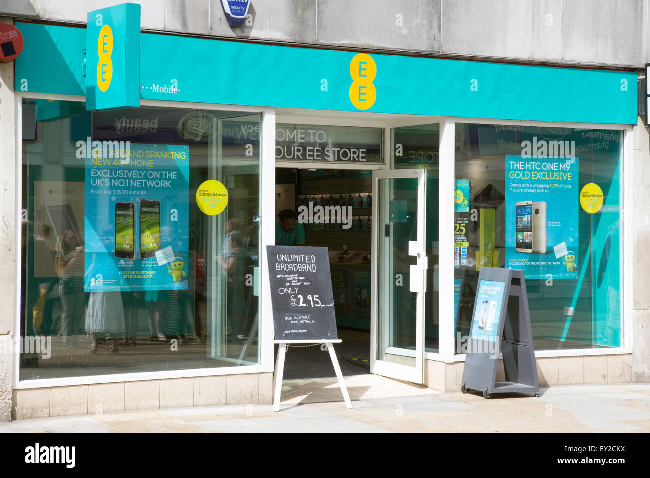EE High Street Store, England, UK Stockfoto