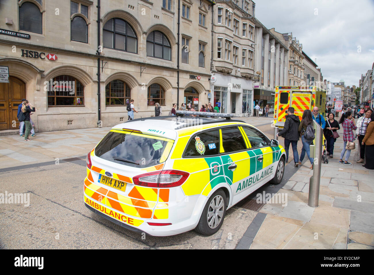 Krankenwagen geparkt im Stadtzentrum von Oxford, Oxford, Oxfordshire, England, UK Stockfoto