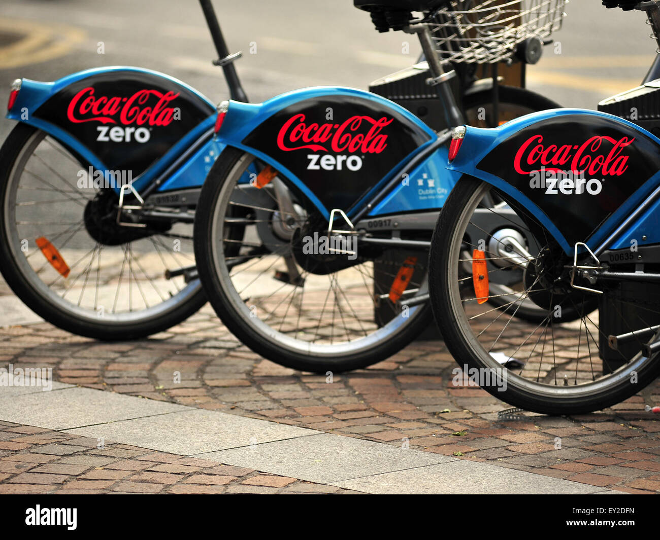 Dublin-Fahrräder mit Coco Cola Sponsoring auf sie. Stockfoto