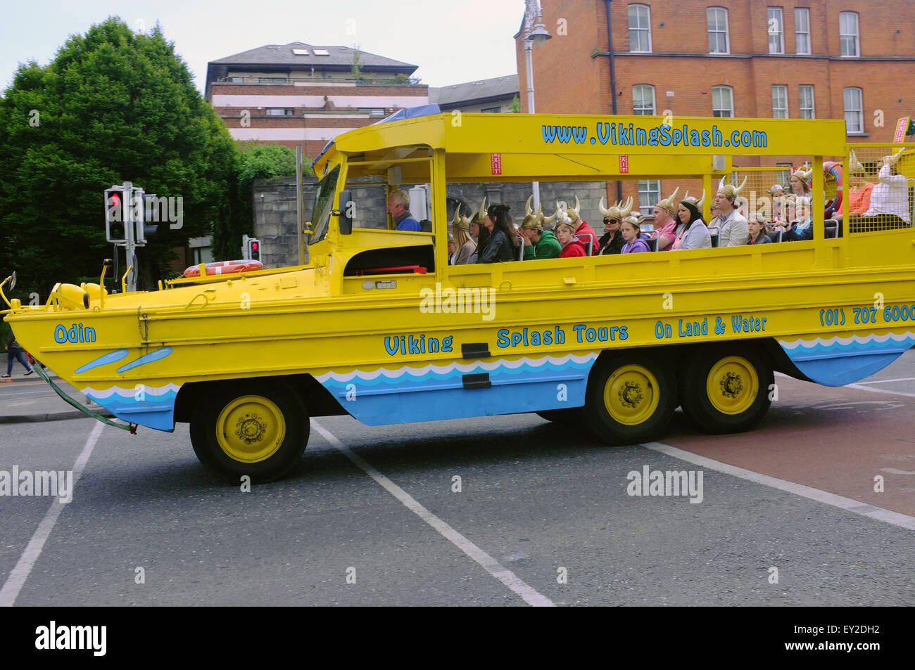 Ein Tourismus Amphibienbus geben einer Reisegruppe eine geführte Tour in Dublin. Stockfoto