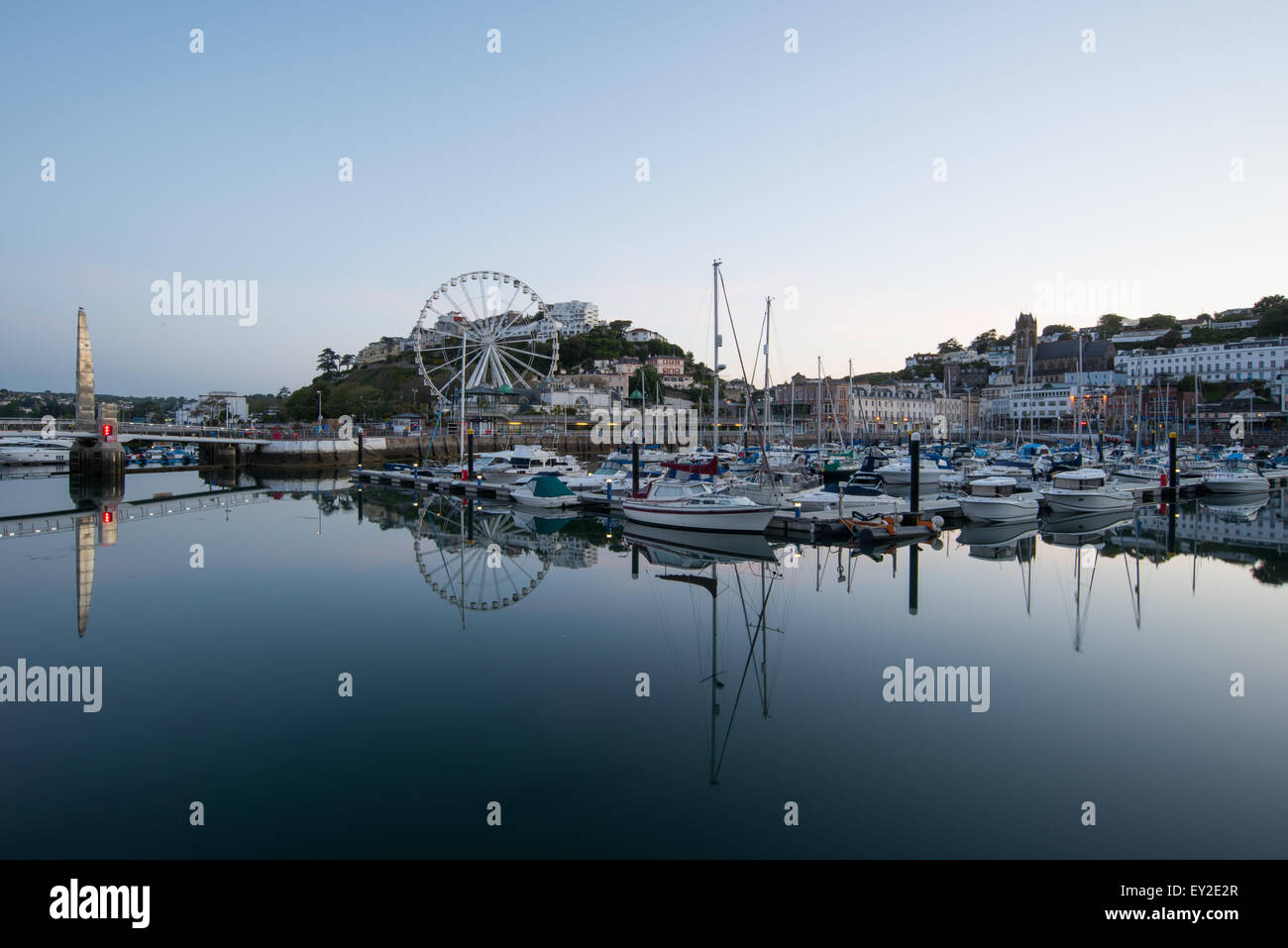 Torquay Hafen bei Sonnenaufgang Spiegelung im Wasser Boot Mast und Riesenrad Juni 2015 Devon uk Stockfoto