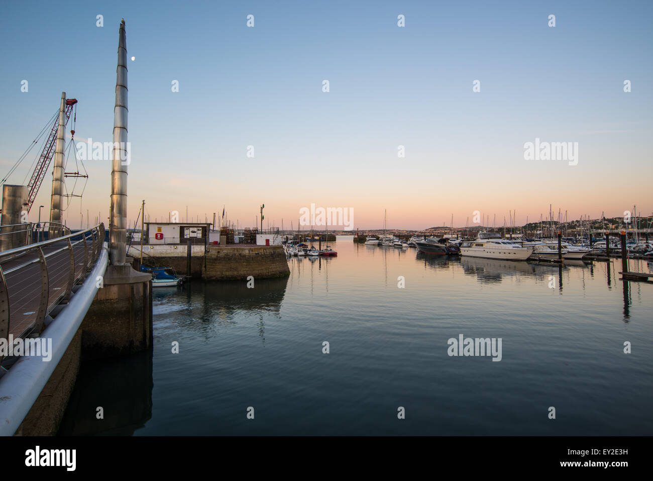 Torquay Hafen bei Sonnenaufgang Brücke und Mond im Bild Juni 2015 Devon uk Stockfoto