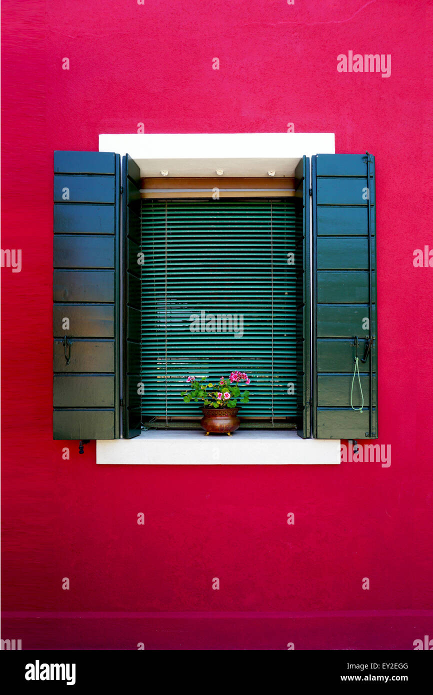 Fenster in Burano bunte Wand Gebäudearchitektur, Venedig, Italien Stockfoto