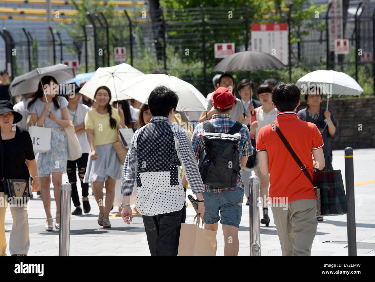 Tokio, Japan. 19. Juli 2015. Eine Hitzewelle umhüllt viel von Japan auf Sonntag, 19. Juli 2015, senden Temperaturen so hoch, 36 Grad im Stadtteil Shinjuku der Nationen Hauptstadt als Meteorological Agency offiziell das Ende der Regenzeit 2015 für den Großraum Tokio erklärt. © Natsuki Sakai/AFLO/Alamy Live-Nachrichten Stockfoto