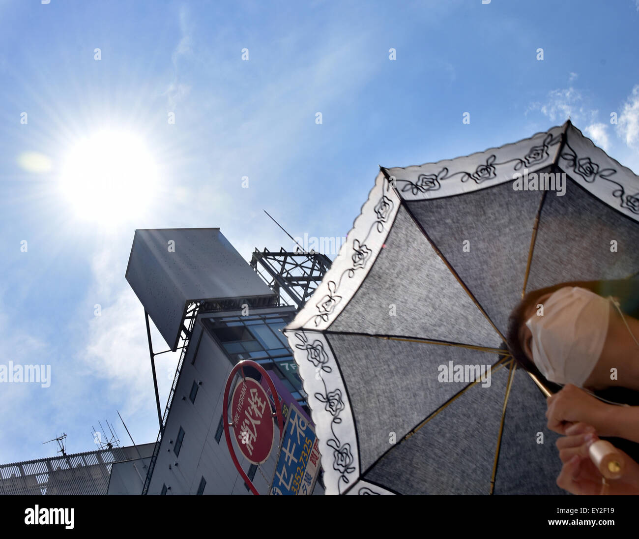 Tokio, Japan. 19. Juli 2015. Eine Hitzewelle umhüllt viel von Japan auf Sonntag, 19. Juli 2015, senden Temperaturen so hoch, 36 Grad im Stadtteil Shinjuku der Nationen Hauptstadt als Meteorological Agency offiziell das Ende der Regenzeit 2015 für den Großraum Tokio erklärt. © Natsuki Sakai/AFLO/Alamy Live-Nachrichten Stockfoto