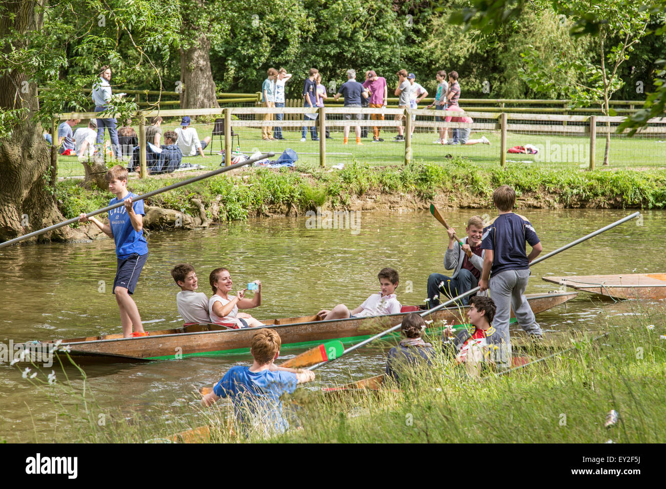 Junge Menschen genießen täglich Bootsfahrten auf der dem Fluss Cherwell in Oxford, Oxfordshire, England, UK Stockfoto