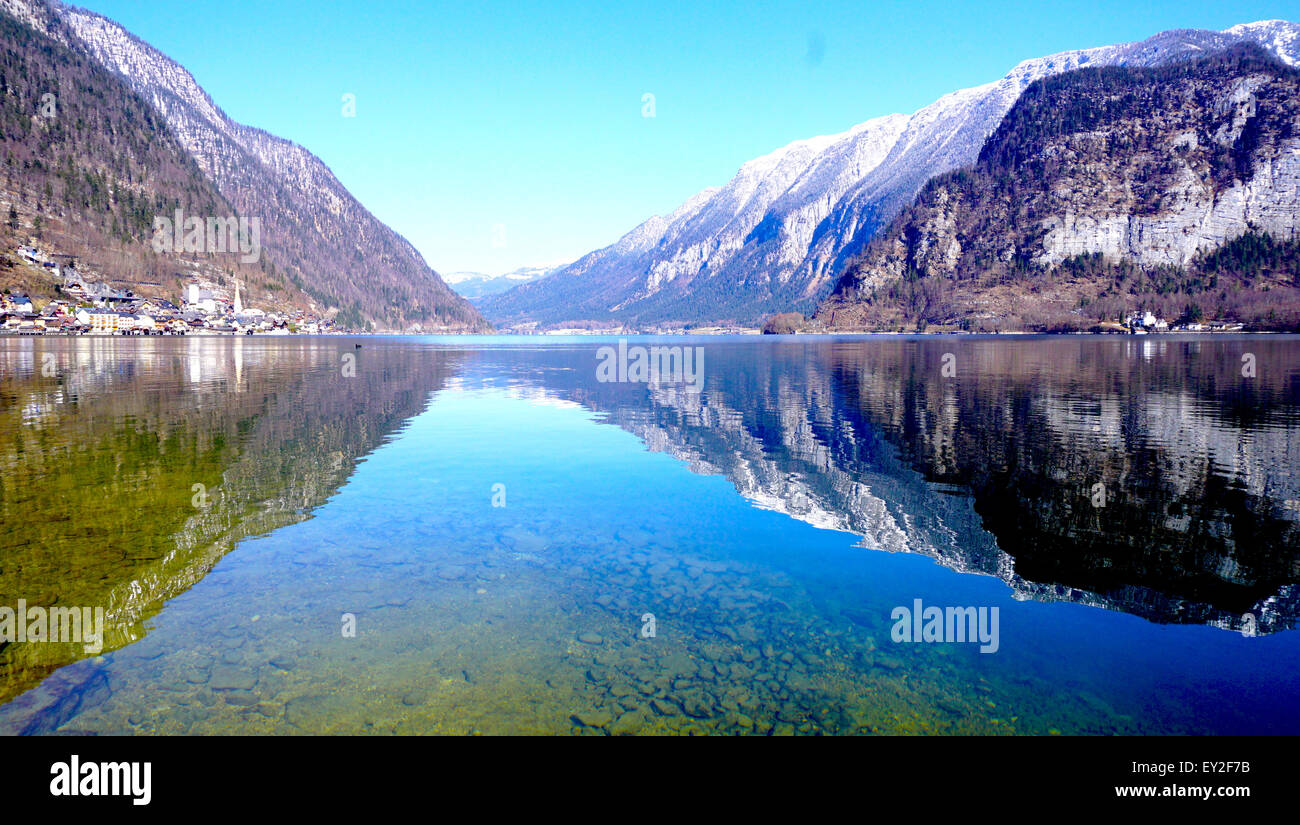 Spiegel-Blick auf den See von Hallstatt, Österreich Stockfotografie - Alamy