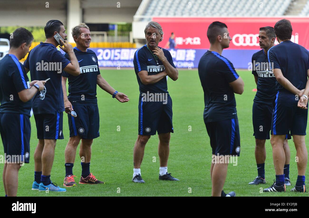 Shanghai, Volksrepublik China. 20. Juli 2015. Inter Milan-Trainer ROBERTO MANCINI (C) während des Trainings vor dem Spiel zwischen FC Bayern München im Stadion von Shanghai in Shanghai. © Marcio Machado/ZUMA Draht/Alamy Live-Nachrichten Stockfoto