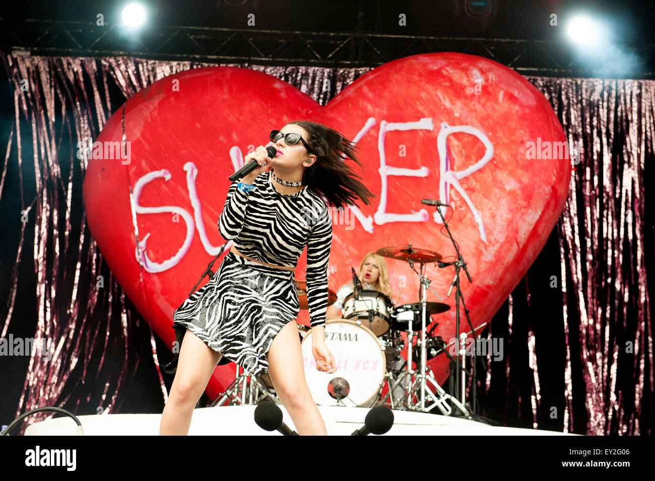 Charli XCX führt auf der BBC Radio One Bühne T In The Park Festival Strathallan Schloss am 11. Juli 2015 in Strathallan Stockfoto