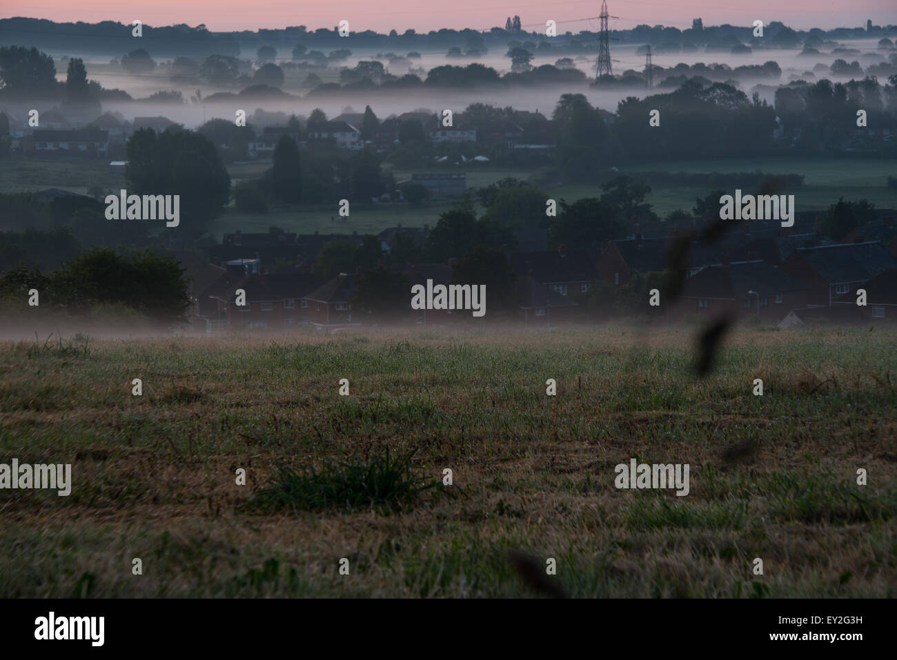 Sunrise nebliger Morgen Wolverhampton Juli 2015 Stockfoto