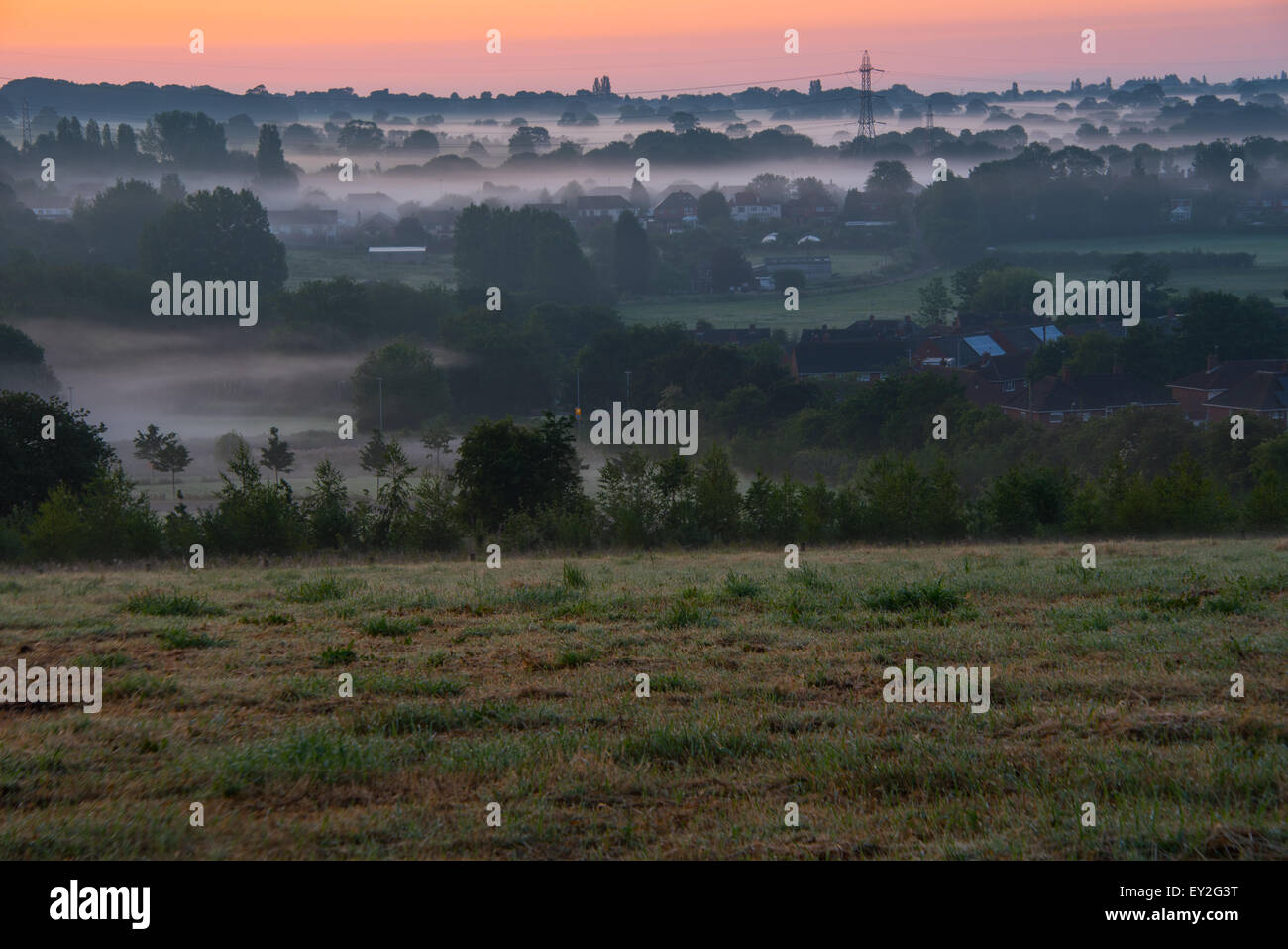 Sunrise nebliger Morgen Wolverhampton Blick von der Spitze des Hügels Bushbury Juli 2015 Stockfoto