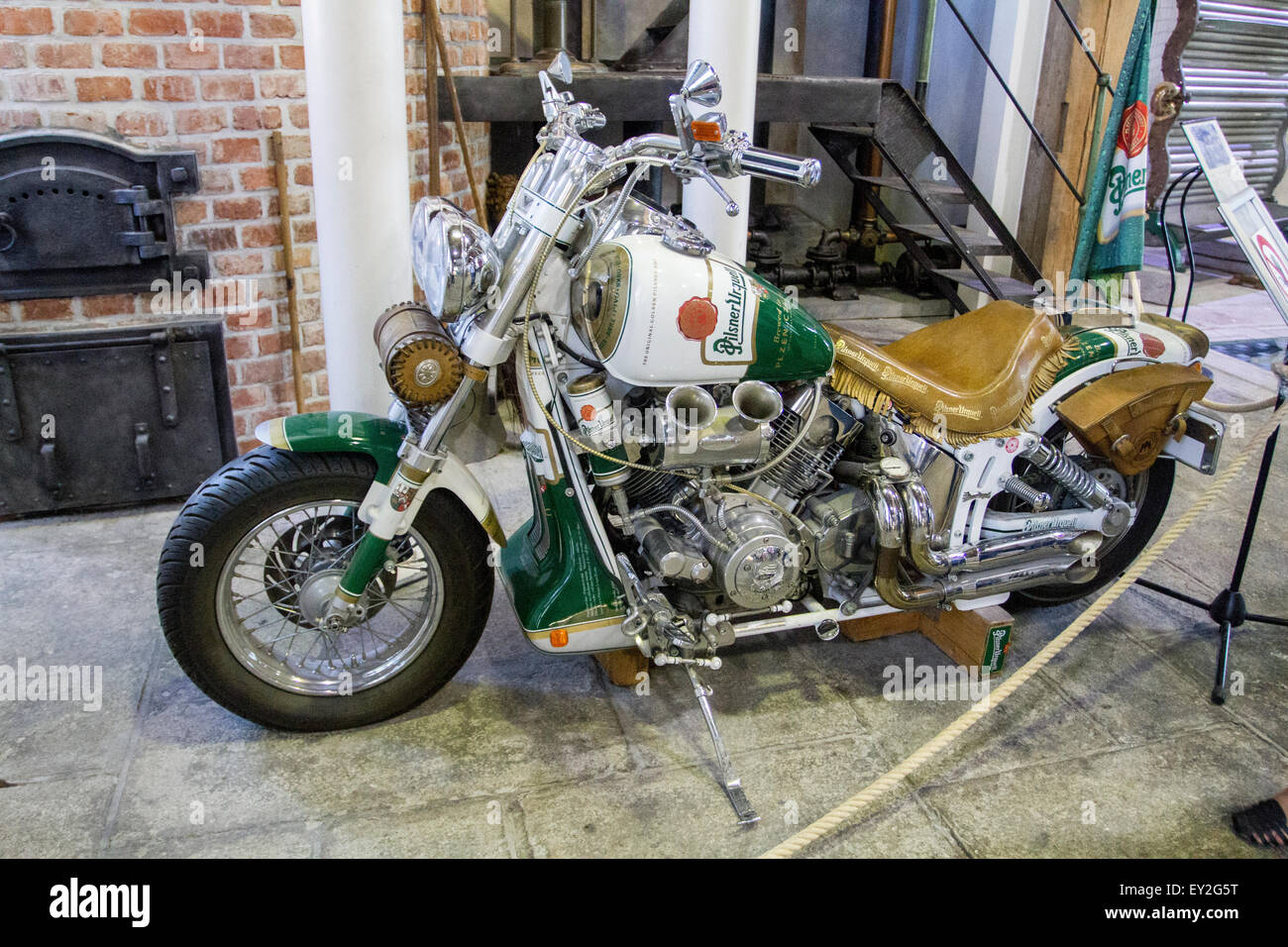 Motorrad in Pilsner Urquell Fabrik, Pilsen, Tschechische Republik Stockfoto